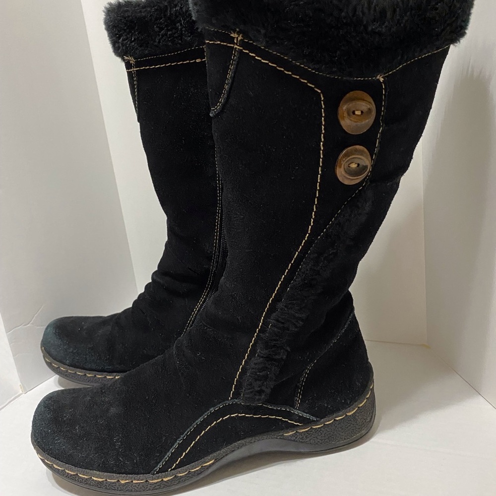 Woman’s black Baretrap boots.